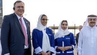 أمين الناصر مع مديرات محطة أرامكو وتوتال خلال الافتتاح