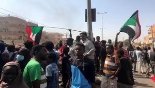 متظاهرون سودانيون 