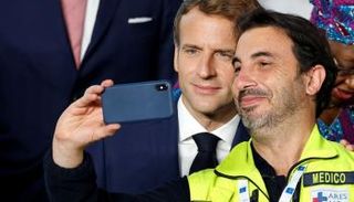 ماكرون يلتقط صورة سيلفي مع أحد أعضاء الطاقم الطبي 