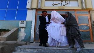 استعداد عروسين أفغانيين لحفل زفافهما - أرشيفية