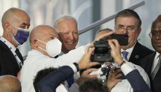 بايدن خلال صورة جماعية في روما - أسوشيتد برس