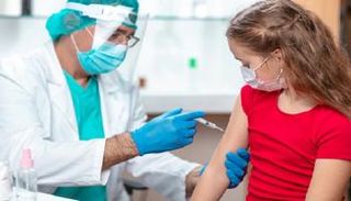 طفلة تتلقى لقاح كورونا- أرشيفية