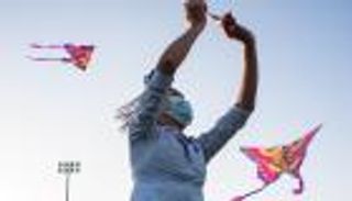 صور.. طائرات ورقية تنشر البهجة بين زوار إكسبو 2020 دبي