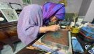 صور.. فنانة تونسية تبدع أعمالاً فنية مبهرة بـ"الرسم على الماء"