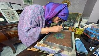 التونسية زهرة زروقي تبدع قطعاً فنية بالرسم على الماء