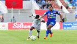 اعتقد أنه لاعب؟.. حكم يثير الجدل في الدوري المغربي بخطأ غريب