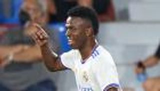 طفل أشعل الأزمة.. فينيسيوس يروي كواليس مشادته مع جماهير برشلونة