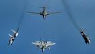 رسالة لإيران.. دورية جوية أمريكية عربية فوق 4 مناطق بحرية استراتيجية