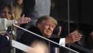 ترامب وميلانيا بمباراة البيسبول.. حركة عنصرية تغضب "الهنود الحمر"