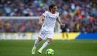 القائد الجديد.. مودريتش يلبي رغبة سيدة عجوز بقميص ريال مدريد