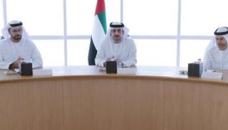 الشيخ مكتوم بن محمد بن راشد آل مكتوم خلال الاجتماع