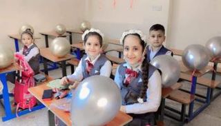 طفلتان توأمتان تدخلان أولى مراحلهما الدراسية في العراق