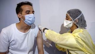 مواطن مغربي يأخذ جرعته من لقاح كورونا - أرشيفية