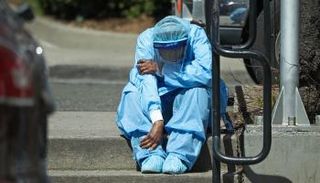 الأطباء يواجهون ضغوطاً جسدية وعاطفية شديدة- أرشيفية