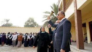 الكاظمي يقرع جرس بداية العام الدراسي الجديد