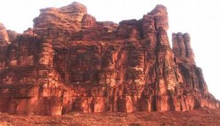 يجري البحث وسط جبال العلا وصحرائها القاحلة