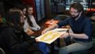 الرسم بالقهوة.. فن وتسلية وعلاج في ألبانيا