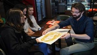 كريماذي بعدما انتهى من إحدى الرسومات