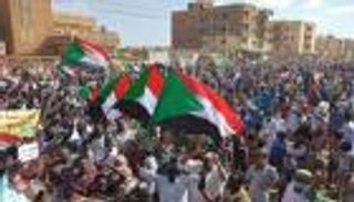 البرهان - حمدوك.. مساعٍ إقليمية ودولية للتهدئة بالسودان
