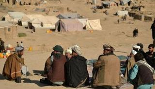 أفغان يجلسون بمخيم للنازحين - سي إن إن