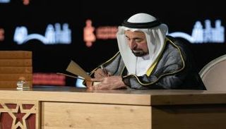 سلطان القاسمي يوقع نسخة المعجم