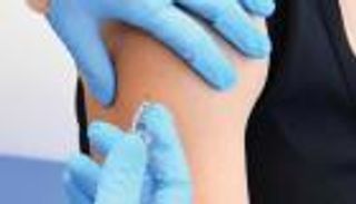 جرعة معززة من لقاح كورونا لهذه الفئة في هونج كونج