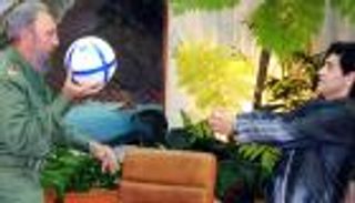 بينها رسالة من كاسترو.. مزاد إلكتروني لبيع متعلقات مارادونا