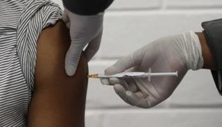 شخص يتلقى لقاحا ضد كورونا