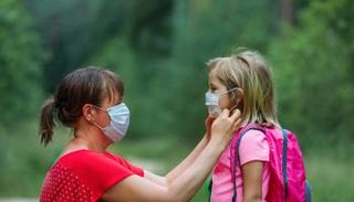 ينصح الأطباء بضرورة تلقي الأطفال لقاح كورونا