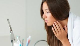 سيدة تنظر إلى المرآة 