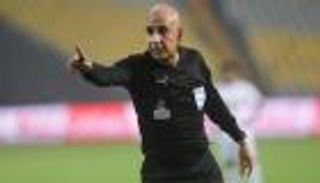 عاشق البطاقات الملونة.. من هو محمد عادل حكم مباراة الزمالك والأهلي؟