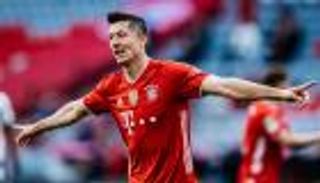 عمرها 61 عاما..أسطورة برشلونة يغري ليفاندوفسكي بالكرة الذهبية