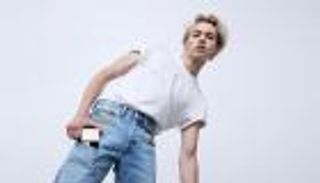 سامسونج تطلق سروال جينز لهاتفها الذكي Galaxy Z Flip3 5G بسعر خيالي