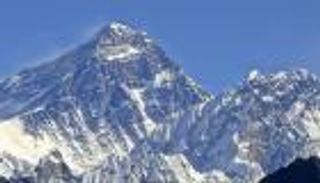 فرنسا ترسل فريق إنقاذ للبحث عن متسلقيها المفقودين بـ"إيفرست"