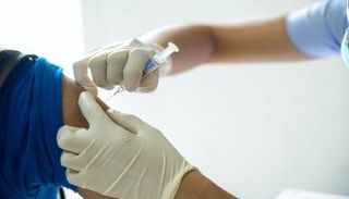 شخص يتلقى لقاح كورونا- أرشيفية