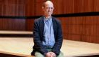 الجنوب أفريقي دامون جالجوت يفوز بجائزة بوكر للأدب