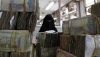 حرب حوثية تواصل حرق الريال اليمني.. مضاربة وتلاعب بالعملات