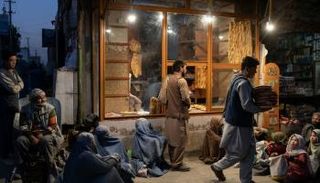 أفغان وأفغانيات أمام أحد المخابز - وول ستريت جورنال