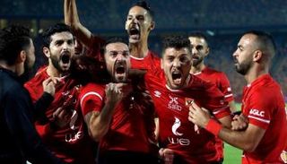 محمد شريف وعلي معلول يحتفلان في مباراة الزمالك والأهلي