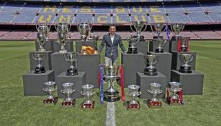 تشافي هيرنانديز مع ألقاب برشلونة