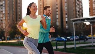 شخصان يمارسان رياضة الركض