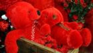 جنازة يسير خلفها 3 أشخاص فقط.. لماذا يحتفل المصريون بعيد الحب مرتين؟