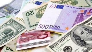 الدولار يسجل أعلى مستوى له منذ أكثر من عام