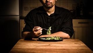 تناول الشخص للطعام بمفرده يزيد خطر الإصابة بأمراض القلب- أرشيفية