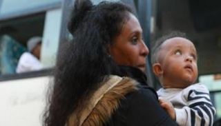 طالبو لجوء أثناء عملية الإجلاء