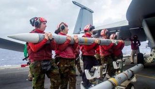  صاروخا جو-جو طراز  إيه.آي.إم-120 سي - أرشيفية