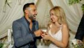 هنا الزاهد تحتفل بعيد ميلاد أحمد فهمي بـ"تورتة أهلاوية" 