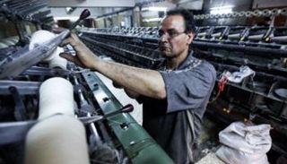 عامل بمصنع الغزل والنسيج- أرشيفية