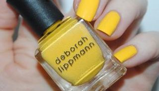 الأصفر يمنح المرأة إطلالة مشرقة تبعث على البهجة