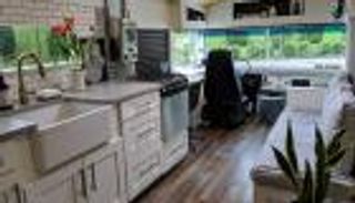 منازل متحركة حول العالم.. سيارات مطافئ وإسعاف خارج الخدمة (صور)